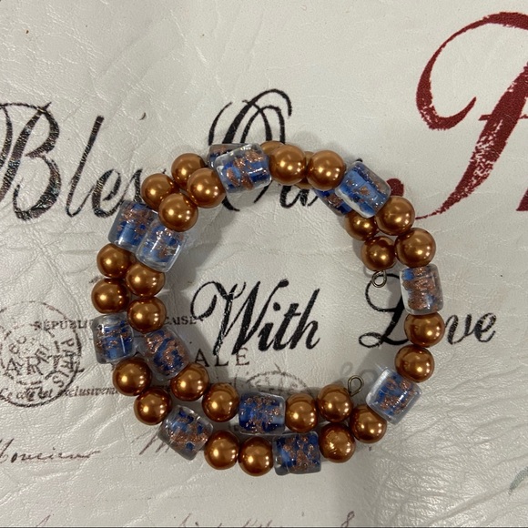 Handmade women blue and bronze acrylic glass beads memory wire bracelet. NWOT. - Picture 3 of 3